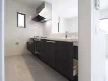 【東京都/町田市忠生】町田市忠生2丁目 新築一戸建て 1号棟 / 全3棟 キッチン:収納