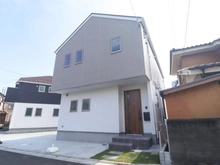 【東京都/町田市忠生】町田市忠生2丁目 新築一戸建て 2号棟 / 全3棟 外観:写真中央/全3棟