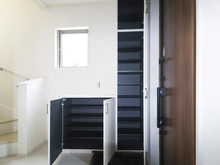 【東京都/町田市忠生】町田市忠生2丁目 新築一戸建て 2号棟 / 全3棟 玄関:収納