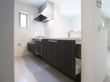 【東京都/町田市忠生】町田市忠生2丁目 新築一戸建て 2号棟 / 全3棟 キッチン:収納