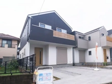 【神奈川県/相模原市南区麻溝台】相模原市南区麻溝台8丁目 新築一戸建て 1号棟 / 全2棟 建築中の外観：写真中央／全2棟