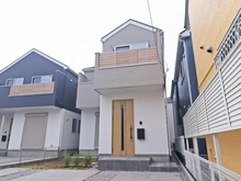 【神奈川県/相模原市南区麻溝台】相模原市南区麻溝台8丁目 新築一戸建て 2号棟 / 全2棟 建築中の外観：写真中央／全2棟