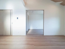 【神奈川県/相模原市中央区田名】相模原市中央区田名　新築戸建1号棟 リビング・ダイニング：奥：洋室