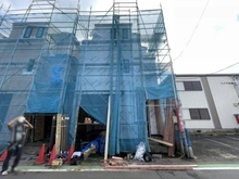 【神奈川県/相模原市緑区橋本】～新築戸建～ 相模原市緑区橋本8丁目　1号棟 建築中の外観：全３棟/中央