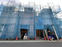 【神奈川県/相模原市緑区橋本】～新築戸建～ 相模原市緑区橋本8丁目　2号棟 建築中の外観：全３棟/中央
