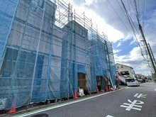 【神奈川県/相模原市緑区橋本】～新築戸建～ 相模原市緑区橋本8丁目　2号棟 建築中の外観：全３棟/中央