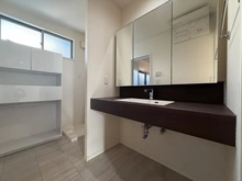 【神奈川県/相模原市南区東林間】相模原市南区東林間2丁目　中古戸建 洗面室：※家具・調度品等は販売価格に含まれません。