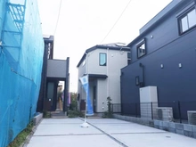 【神奈川県/相模原市緑区久保沢】相模原市緑区久保沢1丁目　新築一戸建て　No.3 / 全4区画 建築中の外観：写真中央奥／全4棟