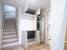 【神奈川県/大和市上草柳】大和市上草柳7丁目　新築一戸建て　2号棟 / 全2棟 玄関：収納