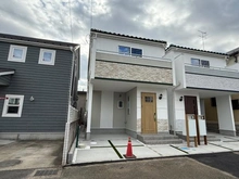 【神奈川県/座間市小松原】座間市小松原2丁目　新築戸建1号棟 建築中の外観：全2棟/中央