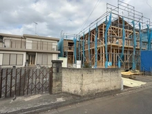 【神奈川県/大和市南林間】～新築戸建～ 大和市南林間7丁目　2号棟 建築中の外観：全2棟/奥