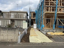 【神奈川県/大和市南林間】～新築戸建～ 大和市南林間7丁目　2号棟 建築中の外観：全2棟/奥