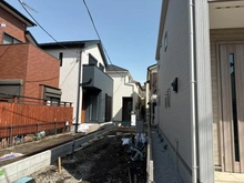 【神奈川県/大和市西鶴間】～新築戸建～ 大和市西鶴間2丁目24-1期　1号棟 建築中の外観：全2棟/奥