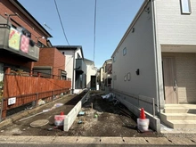 【神奈川県/大和市西鶴間】～新築戸建～ 大和市西鶴間2丁目24-1期　1号棟 建築中の外観：全2棟/奥
