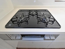 【神奈川県/座間市ひばりが丘】座間市ひばりが丘3丁目新築戸建て キッチン：三口コンロ