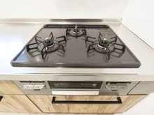 【神奈川県/座間市緑ケ丘】座間市緑が丘2丁目戸建て キッチン：三口コンロ