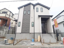 【東京都/町田市原町田】～新築戸建～ 町田市原町田2丁目　C号棟 外観：全3棟/中央
※外構建築中