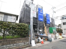 【神奈川県/相模原市南区相模台】相模原市南区相模台6丁目 新築一戸建て 1号棟 / 全2棟 建築中の外観：写真手前／全2棟