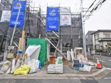【神奈川県/相模原市南区相模台】相模原市南区相模台6丁目 新築一戸建て 2号棟 / 全2棟 建築中の外観：写真中央／全2棟
