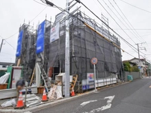 【神奈川県/相模原市南区相模台】相模原市南区相模台6丁目 新築一戸建て 2号棟 / 全2棟 建築中の外観：写真中手前／全2棟