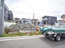 【神奈川県/相模原市緑区下九沢】下九沢　新築戸建て　4号棟 建築中の外観：全4棟/中央