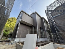 【神奈川県/相模原市緑区下九沢】下九沢新築戸建て　3号棟 建築中の外観：全4棟/中央