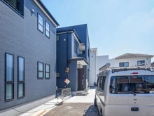 【神奈川県/相模原市中央区田名】田名新築戸建て5号棟 建築中の外観：全10棟/手前から2番目