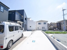 【神奈川県/相模原市中央区田名】田名新築戸建て4号棟 アプローチ：奥白の建物