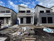 【東京都/町田市木曽西】～新築戸建～ 町田市木曽西3丁目I期　2号棟 駐車場：写真中央
外構工事中