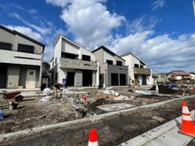 【東京都/町田市木曽西】～新築戸建～ 町田市木曽西3丁目I期　2号棟 建築中の外観：左から2軒目
外構工事中