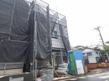 【神奈川県/横浜市緑区長津田みなみ台】緑区長津田みなみ台7丁目　新築戸建4号棟／全8棟 建築中の外観：全８棟/正面