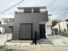 【神奈川県/横浜市保土ケ谷区法泉】保土ヶ谷区法泉3丁目3号棟　新築戸建 建築中の外観：全4区画　写真中央