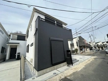 【神奈川県/横浜市保土ケ谷区法泉】保土ヶ谷区法泉3丁目3号棟　新築戸建 建築中の外観：全4区画　写真中央