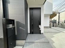 【神奈川県/横浜市保土ケ谷区法泉】保土ヶ谷区法泉3丁目3号棟　新築戸建 玄関