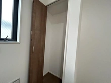 【神奈川県/横浜市保土ケ谷区法泉】保土ヶ谷区法泉3丁目3号棟　新築戸建 収納：キッチン横パントリースペース