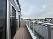 【神奈川県/横浜市南区六ツ川】南区六ツ川4丁目　新築戸建 バルコニー：ウッドデッキのバルコニースペース