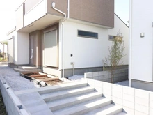 【神奈川県/横浜市保土ケ谷区仏向町】保土ヶ谷区仏向町　新築戸建　A号棟（全2棟） アプローチ：全2棟左側