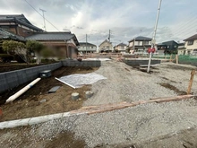 【神奈川県/横浜市瀬谷区阿久和西】横浜市瀬谷区阿久和西4丁目　4号棟 建築中の外観：画面中央 全4区画4号棟