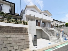 【神奈川県/横浜市神奈川区西寺尾】神奈川区西寺尾1丁目　新築戸建2号棟/全2区棟 外観：正面右奥　全２棟