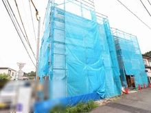 【神奈川県/横浜市南区睦町】南区睦町新築戸建A号棟（全4棟） 建築中の外観：全3棟／写真中央