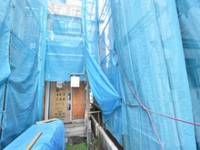 【神奈川県/横浜市南区睦町】南区睦町新築戸建C号棟（全4棟） 建築中の外観：全４棟正面奥
