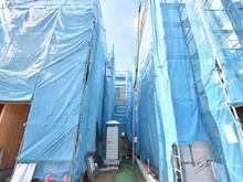 【神奈川県/横浜市南区睦町】南区睦町新築戸建C号棟（全4棟） 建築中の外観：全４棟正面奥