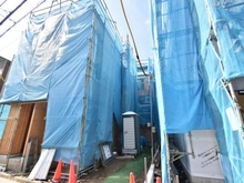 【神奈川県/横浜市南区睦町】南区睦町新築戸建C号棟（全4棟） 建築中の外観：全４棟正面奥