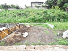 【神奈川県/横浜市神奈川区菅田町】神奈川区菅田町新築戸建2号棟（全12区画） 建築中の外観：全12区画　写真中央