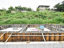 【神奈川県/横浜市神奈川区菅田町】神奈川区菅田町新築戸建2号棟（全12区画） 建築中の外観：全12区画　写真中央