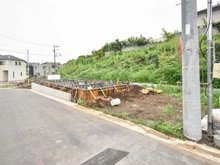 【神奈川県/横浜市神奈川区菅田町】神奈川区菅田町新築戸建2号棟（全12区画） 建築中の外観：全12区画　写真中央