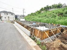 【神奈川県/横浜市神奈川区菅田町】神奈川区菅田町新築戸建2号棟（全12区画） 建築中の外観：全12区画　写真中央
