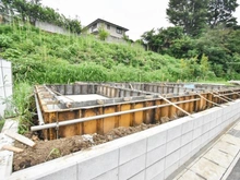 【神奈川県/横浜市神奈川区菅田町】神奈川区菅田町新築戸建2号棟（全12区画） 建築中の外観：全12区画　写真中央