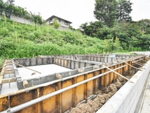 【神奈川県/横浜市神奈川区菅田町】神奈川区菅田町新築戸建2号棟（全12区画） 建築中の外観：全12区画　写真中央