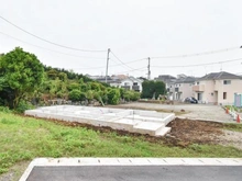 【神奈川県/横浜市神奈川区菅田町】神奈川区菅田町新築戸建10号棟（全12区画） 建築中の外観：全12棟　写真中央